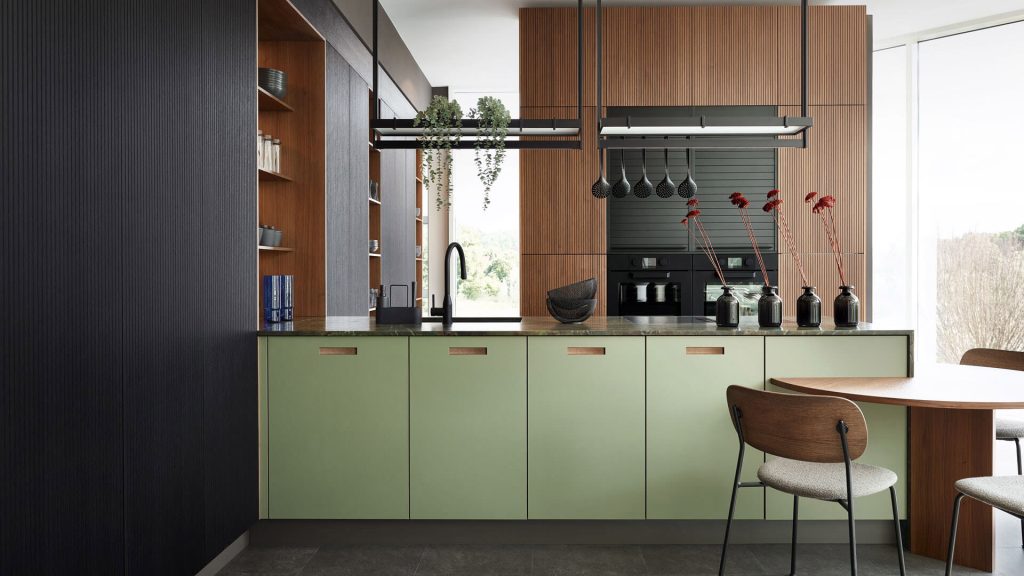 moderne Küche mit Holzelementen und grünen Fronten